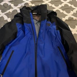 Women’s medium north face wind breaker/rain jacket